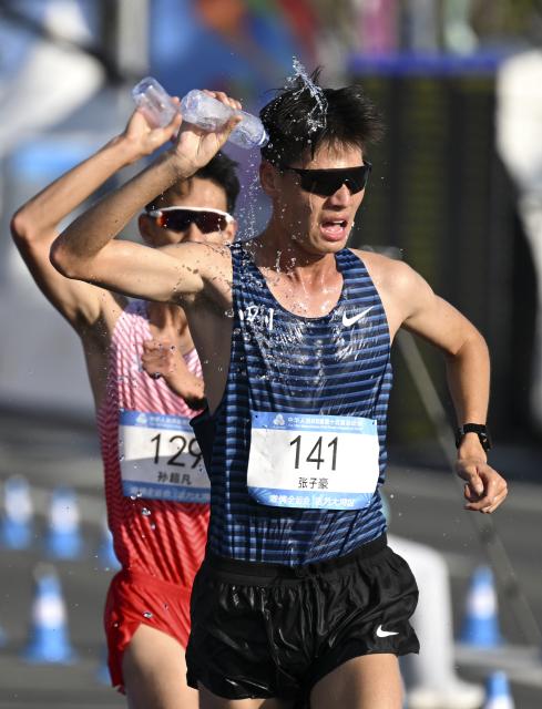 (251112) -- ZHUHAI, Nov. 12, 2025 (Xinhua) -- Athletes compete during the men's 20km race walk of athletics at China's 15th National Games in Zhuhai, south China's Guangdong Province, Nov. 12, 2025. (Xinhua/Lian Zhen)