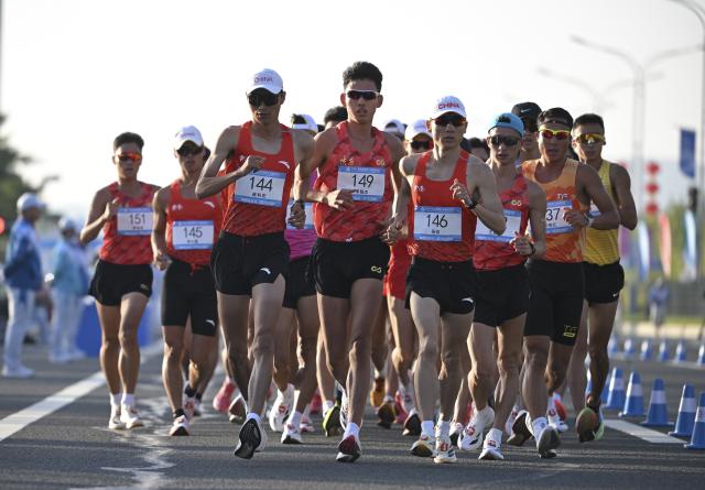 (251112) -- ZHUHAI, Nov. 12, 2025 (Xinhua) -- Athletes compete during the men's 20km race walk of athletics at China's 15th National Games in Zhuhai, south China's Guangdong Province, Nov. 12, 2025. (Xinhua/Zhang Long)
