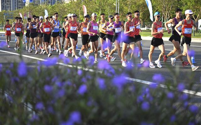 (251112) -- ZHUHAI, Nov. 12, 2025 (Xinhua) -- Athletes compete during the men's 20km race walk of athletics at China's 15th National Games in Zhuhai, south China's Guangdong Province, Nov. 12, 2025. (Xinhua/Zhang Long)