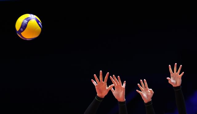 (251112) -- BEIJING, Nov. 12, 2025 (Xinhua) -- Players of Shanghai compete during women's volleyball group B match between Shanghai and Zhejiang at China's 15th National Games in Macao, south China, Nov. 11, 2025. (Xinhua/Chen Bin)