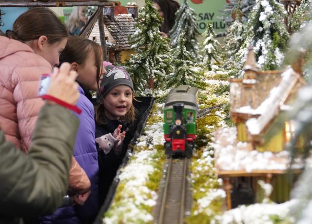 (251112) -- BEIJING, Nov. 12, 2025 (Xinhua) -- Children look at a model train during a preview of the Holiday Train Show at New York Botanical Garden in New York, the United States, Nov. 11, 2025.
  A preview for the Holiday Train Show was held here on Tuesday. 
  The show, scheduled to open to the public from Nov. 15, 2025 to Jan. 11, 2026, features large-scale model trains running in a miniature New York City where nearly 200 scaled iconic buildings and structures are recreated using bark, leaves and other natural materials. (Xinhua/Zhang Fengguo)