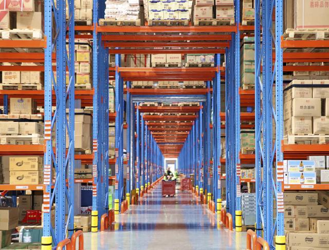 (251112) -- BEIJING, Nov. 12, 2025 (Xinhua) -- A staff member transports goods at a logistics park in Nanyang, central China's Henan Province, Nov. 11, 2025.
  E-commerce and logistics companies across China are working at full capacity during the annual "Double Eleven" shopping festival. (Photo by Gao Song/Xinhua)