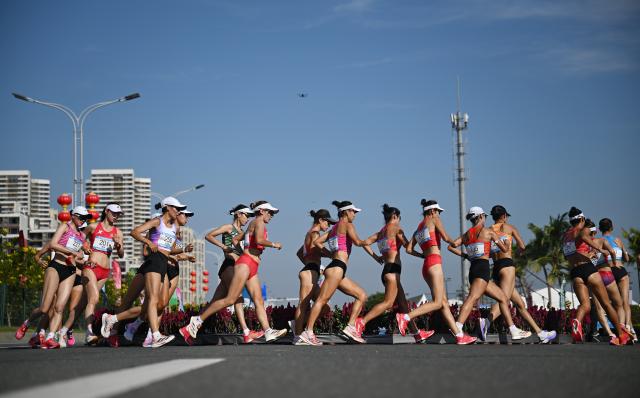 (251112) -- ZHUHAI, Nov. 12, 2025 (Xinhua) -- Athletes compete during the women's 20km race walk of athletics at China's 15th National Games in Zhuhai, south China's Guangdong Province, Nov. 12, 2025. (Xinhua/Lian Zhen)