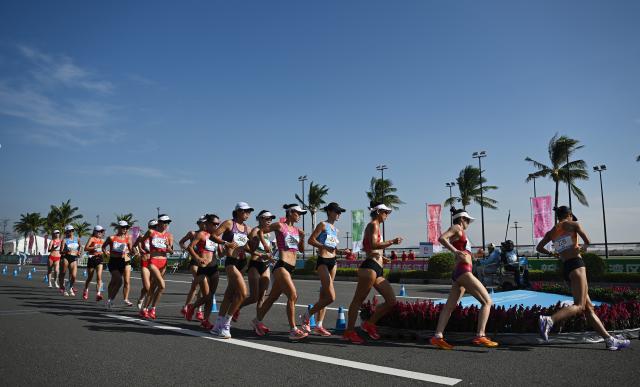 (251112) -- ZHUHAI, Nov. 12, 2025 (Xinhua) -- Athletes compete during the women's 20km race walk of athletics at China's 15th National Games in Zhuhai, south China's Guangdong Province, Nov. 12, 2025. (Xinhua/Lian Zhen)