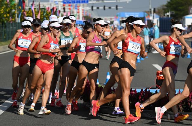 (251112) -- ZHUHAI, Nov. 12, 2025 (Xinhua) -- Athletes compete during the women's 20km race walk of athletics at China's 15th National Games in Zhuhai, south China's Guangdong Province, Nov. 12, 2025. (Xinhua/Lian Zhen)