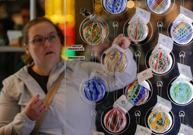 (251112) -- VANCOUVER, Nov. 12, 2025 (Xinhua) -- A woman views glass ornaments at the 2025 edition of the Circle Craft Holiday Market in Vancouver, British Columbia, Canada, Nov. 11, 2025.
  The 2025 edition of the Circle Craft Holiday Market kicked off here on Tuesday and runs until Nov. 16. (Photo by Liang Sen/Xinhua)