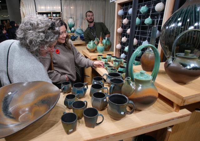(251112) -- VANCOUVER, Nov. 12, 2025 (Xinhua) -- People view ceramics at the 2025 edition of the Circle Craft Holiday Market in Vancouver, British Columbia, Canada, Nov. 11, 2025.
  The 2025 edition of the Circle Craft Holiday Market kicked off here on Tuesday and runs until Nov. 16. (Photo by Liang Sen/Xinhua)