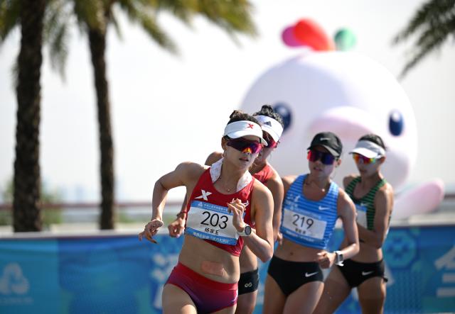 (251112) -- ZHUHAI, Nov. 12, 2025 (Xinhua) -- Yang Jiayu (front) of Beijing competes during the women's 20km race walk of athletics at China's 15th National Games in Zhuhai, south China's Guangdong Province, Nov. 12, 2025. (Xinhua/Zhang Long)