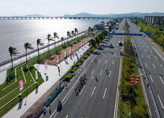 (251112) -- ZHUHAI, Nov. 12, 2025 (Xinhua) -- An aerial drone photo taken on Nov. 12, 2025 shows athletes competing during the women's 20km race walk of athletics at China's 15th National Games in Zhuhai, south China's Guangdong Province. (Xinhua/Mao Siqian)
