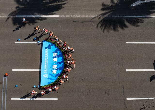 (251112) -- ZHUHAI, Nov. 12, 2025 (Xinhua) -- An aerial drone photo taken on Nov. 12, 2025 shows athletes competing during the women's 20km race walk of athletics at China's 15th National Games in Zhuhai, south China's Guangdong Province. (Xinhua/Mao Siqian)