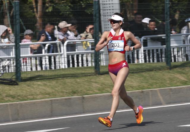 (251112) -- ZHUHAI, Nov. 12, 2025 (Xinhua) -- Yang Jiayu of Beijing competes during the women's 20km race walk of athletics at China's 15th National Games in Zhuhai, south China's Guangdong Province, Nov. 12, 2025. (Xinhua/Mao Siqian)