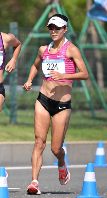 (251112) -- ZHUHAI, Nov. 12, 2025 (Xinhua) -- Liu Hong of Guangdong competes during the women's 20km race walk of athletics at China's 15th National Games in Zhuhai, south China's Guangdong Province, Nov. 12, 2025. (Xinhua/Zhang Long)