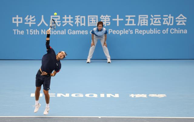 (251112) -- HENGQIN, Nov. 12, 2025 (Xinhua) -- Tang Jinpeng of Jiangsu competes against Shang Juncheng of Beijing during the junior men's team final of tennis between Beijing and Jiangsu at China's 15th National Games in Hengqin, south China's Guangdong Province, Nov. 12, 2025. (Xinhua/Zhang Chenlin)
