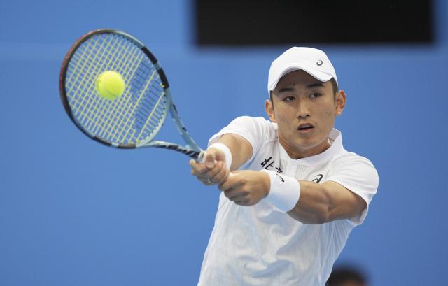 (251112) -- HENGQIN, Nov. 12, 2025 (Xinhua) -- Shang Juncheng of Beijing competes against Tang Jinpeng of Jiangsu during the junior men's team final of tennis between Beijing and Jiangsu at China's 15th National Games in Hengqin, south China's Guangdong Province, Nov. 12, 2025. (Xinhua/Yan Linyun)