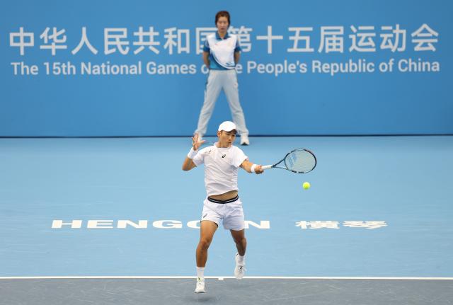 (251112) -- HENGQIN, Nov. 12, 2025 (Xinhua) -- Shang Juncheng of Beijing competes against Tang Jinpeng of Jiangsu during the junior men's team final of tennis between Beijing and Jiangsu at China's 15th National Games in Hengqin, south China's Guangdong Province, Nov. 12, 2025. (Xinhua/Zhang Chenlin)