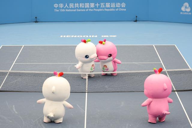 (251112) -- HENGQIN, Nov. 12, 2025 (Xinhua) -- Mascots are seen during the junior men's team final of tennis between Beijing and Jiangsu at China's 15th National Games in Hengqin, south China's Guangdong Province, Nov. 12, 2025. (Xinhua/Zhang Chenlin)