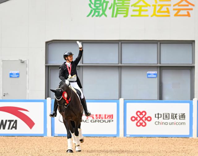 (251112) -- SHENZHEN, Nov. 12, 2025 (Xinhua) -- Gold medalist Liu Tao of Xinjiang greets the spectators after winning the equestrian dressage individual final at China's 15th National Games in Shenzhen, south China's Guangdong Province, Nov. 12, 2025. (Xinhua/Feng Kaihua)