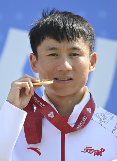 (251112) -- ZHUHAI, Nov. 12, 2025 (Xinhua) -- Gold medalist Zhang Jun of Yunnan reacts during the awarding ceremony for the men's 20km race walk of athletics at China's 15th National Games in Zhuhai, south China's Guangdong Province, Nov. 12, 2025. (Xinhua/Zhang Long)