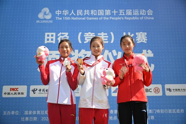 (251112) -- ZHUHAI, Nov. 12, 2025 (Xinhua) -- Gold medalist Yang Jiayu (C) of Beijing, silver medalist Jiang Yunyan (L) of Shandong, bronze medalist Yang Xizhen of Jiangsu pose during the awarding cermeony for the women's 20km race walk of athletics at China's 15th National Games in Zhuhai, south China's Guangdong Province, Nov. 12, 2025. (Xinhua/Zhang Long)