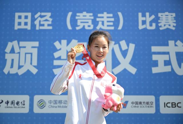 (251112) -- ZHUHAI, Nov. 12, 2025 (Xinhua) -- Gold medalist Yang Jiayu of Beijing celebrates during the awarding cermeony for the women's 20km race walk of athletics at China's 15th National Games in Zhuhai, south China's Guangdong Province, Nov. 12, 2025. (Xinhua/Zhang Long)