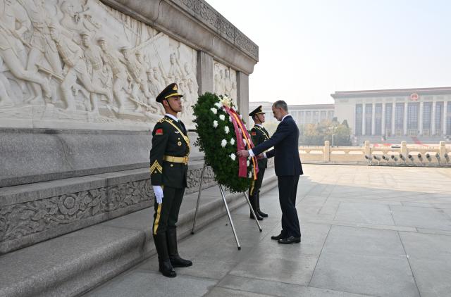 (251112) -- BEIJING, Nov. 12, 2025 (Xinhua) -- King Felipe VI of Spain lays a wreath at the Monument to the People's Heroes on Tian'anmen Square in Beijing, capital of China, Nov. 12, 2025. (Xinhua/Dai Tianfang)