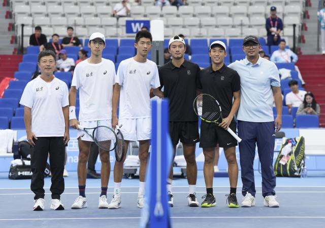 (251112) -- HENGQIN, Nov. 12, 2025 (Xinhua) -- Chen Xianfeng (2nd R)/Xu Kuangqing (3rd R) of Jiangsu and Song Yuqiao (2nd L)/Zhang Boxiong (3rd L) of Beijing pose before the men's doubles match during the junior men's team final of tennis between Beijing and Jiangsu at China's 15th National Games in Hengqin, south China's Guangdong Province, Nov. 12, 2025. (Xinhua/Yan Linyun)