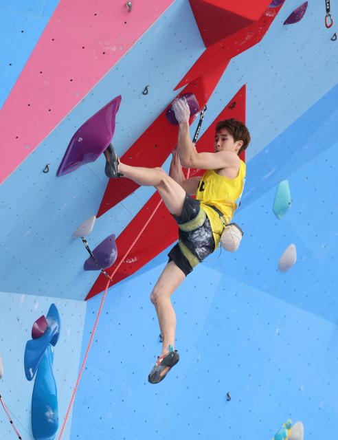 (251112) -- GUANGZHOU, Nov. 12, 2025 (Xinhua) -- Pan Yufei of Hubei competes during the men's lead qualification of sport climbing at China's 15th National Games in Guangzhou, south China's Guangdong Province, Nov. 12, 2025. (Xinhua/Yang Shiyao)