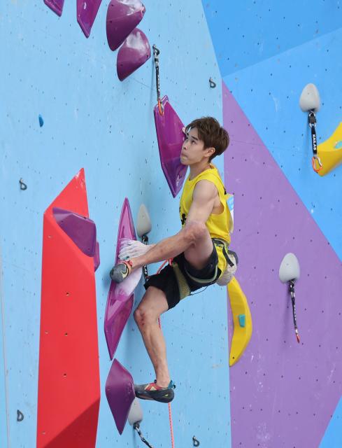(251112) -- GUANGZHOU, Nov. 12, 2025 (Xinhua) -- Pan Yufei of Hubei competes during the men's lead qualification of sport climbing at China's 15th National Games in Guangzhou, south China's Guangdong Province, Nov. 12, 2025. (Xinhua/Yang Shiyao)