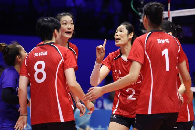(251112) -- MACAO, Nov. 12, 2025 (Xinhua) -- Zhu Ting (C) of Henan communicates with teammates during women's volleyball group A match between Henan and Beijing at China's 15th National Games in Macao, south China, Nov. 12, 2025. (Xinhua/Chen Bin)