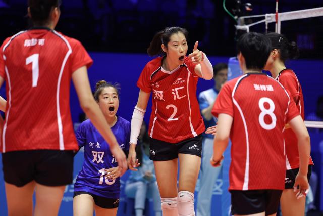 (251112) -- MACAO, Nov. 12, 2025 (Xinhua) -- Zhu Ting (C) of Henan thumbs up to teammates during women's volleyball group A match between Henan and Beijing at China's 15th National Games in Macao, south China, Nov. 12, 2025. (Xinhua/Chen Bin)