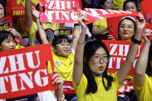 (251112) -- MACAO, Nov. 12, 2025 (Xinhua) -- Fans cheer for Zhu Ting of Henan during women's volleyball group A match between Henan and Beijing at China's 15th National Games in Macao, south China, Nov. 12, 2025. (Xinhua/Chen Bin)