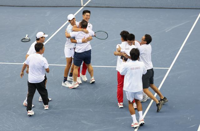 (251112) -- HENGQIN, Nov. 12, 2025 (Xinhua) -- Team Beijing celebrate after winning the junior men's team final of tennis between Beijing and Jiangsu at China's 15th National Games in Hengqin, south China's Guangdong Province, Nov. 12, 2025. (Xinhua/Zhang Chenlin)