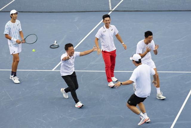 (251112) -- HENGQIN, Nov. 12, 2025 (Xinhua) -- Team Beijing celebrate after winning the junior men's team final of tennis between Beijing and Jiangsu at China's 15th National Games in Hengqin, south China's Guangdong Province, Nov. 12, 2025. (Xinhua/Zhang Chenlin)