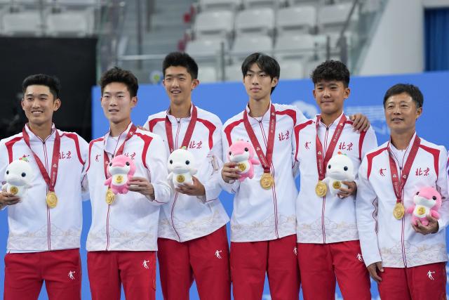 (251112) -- HENGQIN, Nov. 12, 2025 (Xinhua) -- Gold medalists team Beijing pose during the awarding ceremony for the junior men's team final of tennis at China's 15th National Games in Hengqin, south China's Guangdong Province, Nov. 12, 2025. (Xinhua/Yan Linyun)