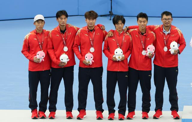 (251112) -- HENGQIN, Nov. 12, 2025 (Xinhua) -- Silver medalists team Jiangsu react during the awarding ceremony for the junior men's team final of tennis at China's 15th National Games in Hengqin, south China's Guangdong Province, Nov. 12, 2025. (Xinhua/Zhang Chenlin)