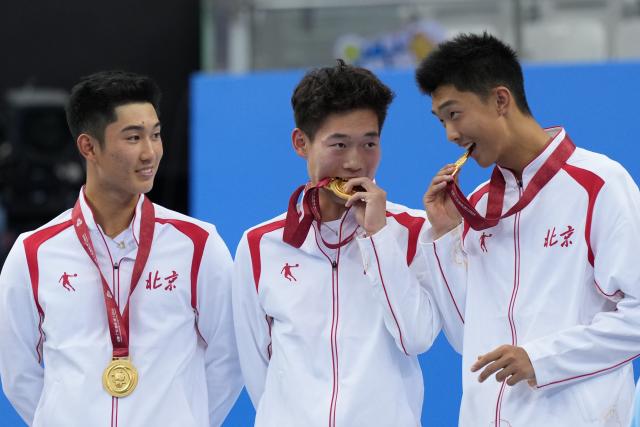 (251112) -- HENGQIN, Nov. 12, 2025 (Xinhua) -- Members of team Beijing react during the awarding ceremony for the junior men's team final of tennis at China's 15th National Games in Hengqin, south China's Guangdong Province, Nov. 12, 2025. (Xinhua/Yan Linyun)