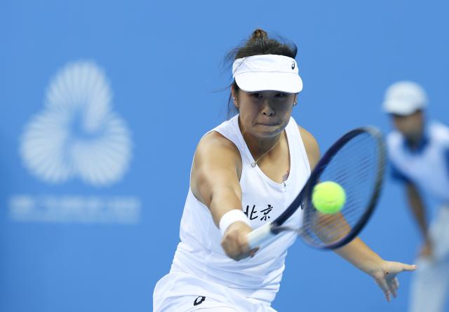 (251112) -- HENGQIN, Nov. 12, 2025 (Xinhua) -- Shi Han of Beijing competes against Wei Zhangqian of Hubei during the junior women's team final of tennis between Beijing and Hubei at China's 15th National Games in Hengqin, south China's Guangdong Province, Nov. 12, 2025. (Xinhua/Zhang Chenlin)