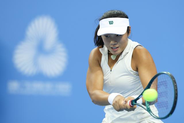 (251112) -- HENGQIN, Nov. 12, 2025 (Xinhua) -- Wei Zhangqian of Hubei competes against Shi Han of Beijing during the junior women's team final of tennis between Beijing and Hubei at China's 15th National Games in Hengqin, south China's Guangdong Province, Nov. 12, 2025. (Xinhua/Zhang Chenlin)