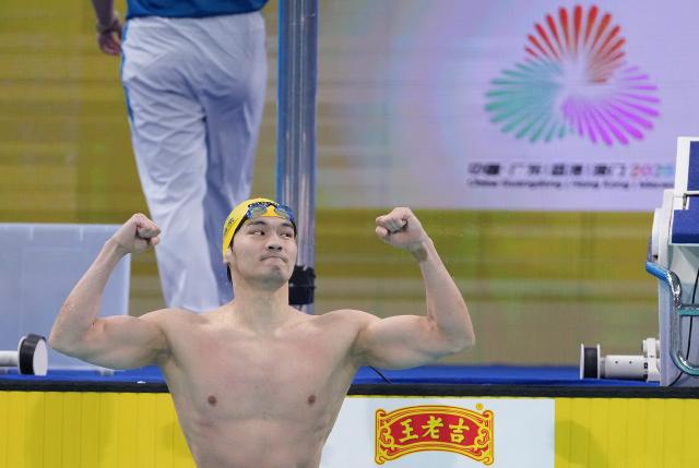 (251112) -- SHENZHEN, Nov. 12, 2025 (Xinhua) -- Xu Jiayu of Zhejiang celebrates after the men's 100m backstroke final of swimming at China's 15th National Games in Shenzhen, south China's Guangdong Province, Nov. 12, 2025. (Xinhua/Xue Yuge)
