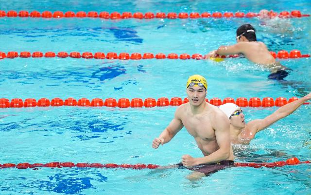 (251112) -- SHENZHEN, Nov. 12, 2025 (Xinhua) -- Xu Jiayu (front) of Zhejiang celebrates after the men's 100m backstroke final of swimming at China's 15th National Games in Shenzhen, south China's Guangdong Province, Nov. 12, 2025. (Xinhua/Du Yu)