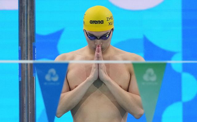 (251112) -- SHENZHEN, Nov. 12, 2025 (Xinhua) -- Xu Jiayu of Zhejiang is seen before the men's 100m backstroke final of swimming at China's 15th National Games in Shenzhen, south China's Guangdong Province, Nov. 12, 2025. (Xinhua/Xue Yuge)