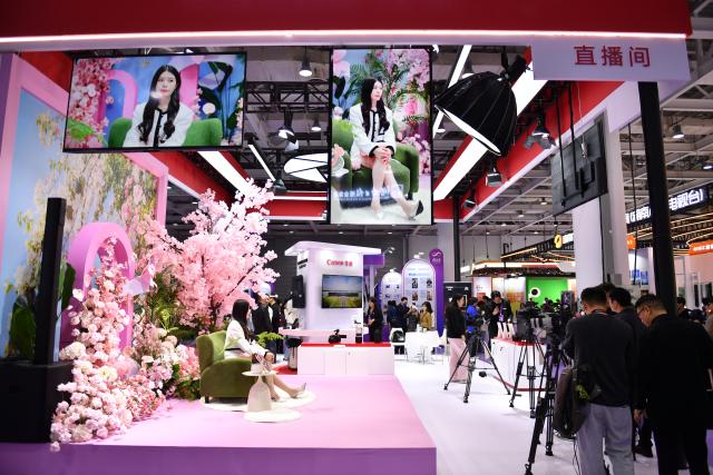 (251112) -- CHANGSHA, Nov. 12, 2025 (Xinhua) -- Exhibitors introduce filming devices during the 2025 China New Media Technology Exhibition in Changsha, capital of central China's Hunan Province, Nov. 12, 2025. The 2025 China New Media Conference, featuring an opening ceremony, 7 parallel forums, China New Media Technology Exhibition and 5 other events, kicked off here on Wednesday. (Xinhua/Chen Zhenhai)