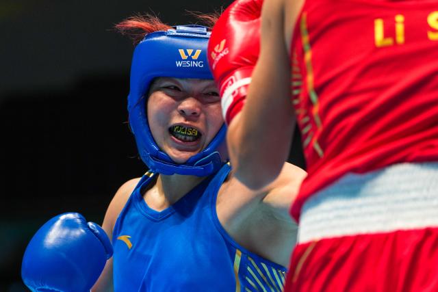 (251112) -- SHENZHEN, Nov. 12, 2025 (Xinhua) -- Yu Lisai (L) of Beijing Sport University competes against Li Shu of Henan during the women's 66 kg final of boxing at China's 15th National Games in Shenzhen, south China's Guangdong Province, Nov. 12, 2025. (Xinhua/Peng Yikai)