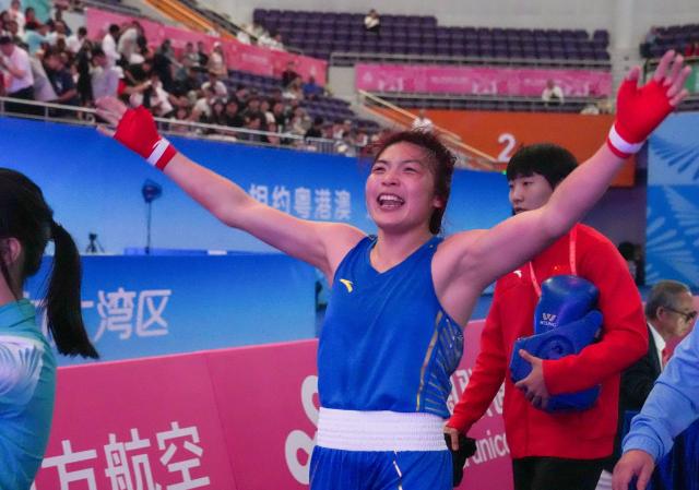 (251112) -- SHENZHEN, Nov. 12, 2025 (Xinhua) -- Gold medalist Yu Lisai of Beijing Sport University celebrates defeating Li Shu of Henan after the women's 66 kg final of boxing at China's 15th National Games in Shenzhen, south China's Guangdong Province, Nov. 12, 2025. (Xinhua/Peng Yikai)