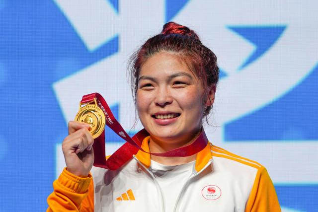 (251112) -- SHENZHEN, Nov. 12, 2025 (Xinhua) -- Gold medalist Yu Lisai of Beijing Sport University poses during the awarding ceremony for the women's 66kg final of boxing at China's 15th National Games in Shenzhen, south China's Guangdong Province, Nov. 12, 2025. (Xinhua/Peng Yikai)