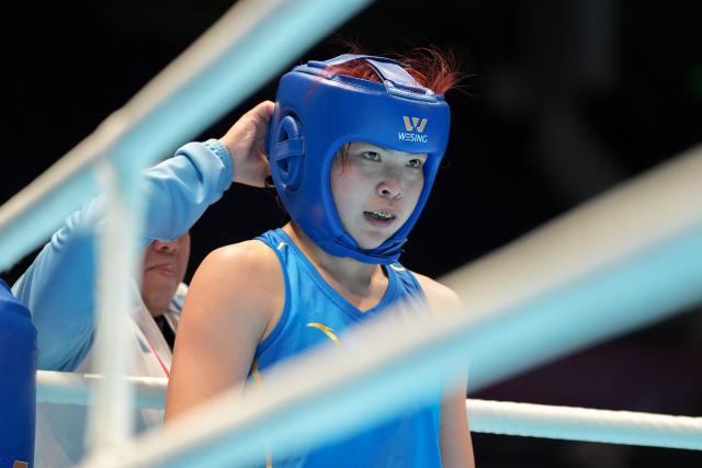 (251112) -- SHENZHEN, Nov. 12, 2025 (Xinhua) -- Yu Lisai of Beijing Sport University takes a rest during the women's 66 kg final of boxing at China's 15th National Games in Shenzhen, south China's Guangdong Province, Nov. 12, 2025. (Xinhua/Peng Yikai)