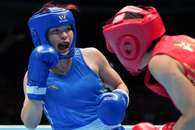 (251112) -- SHENZHEN, Nov. 12, 2025 (Xinhua) -- Yu Lisai (L) of Beijing Sport University competes against Li Shu of Henan during the women's 66 kg final of boxing at China's 15th National Games in Shenzhen, south China's Guangdong Province, Nov. 12, 2025. (Xinhua/Peng Yikai)