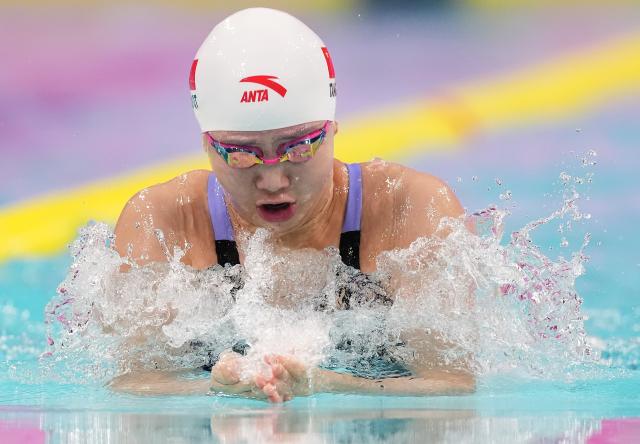 (251112) -- SHENZHEN, Nov. 12, 2025 (Xinhua) -- Tang Qianting of Shanghai competes during the women's 100m breaststroke final of swimming at China's 15th National Games in Shenzhen, south China's Guangdong Province, Nov. 12, 2025. (Xinhua/Xue Yuge)
