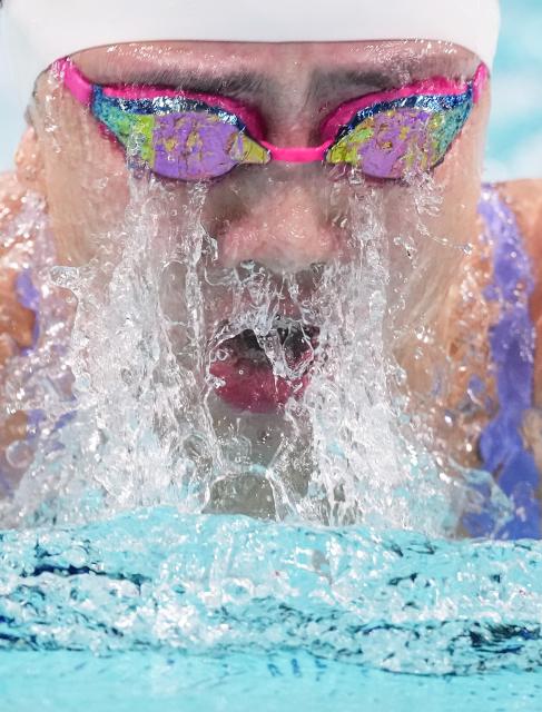(251112) -- SHENZHEN, Nov. 12, 2025 (Xinhua) -- Tang Qianting of Shanghai competes during the women's 100m breaststroke final of swimming at China's 15th National Games in Shenzhen, south China's Guangdong Province, Nov. 12, 2025. (Xinhua/Xue Yuge)