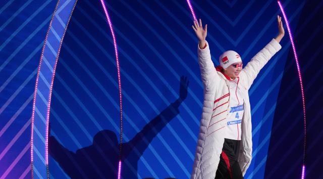(251112) -- SHENZHEN, Nov. 12, 2025 (Xinhua) -- Tang Qianting of Shanghai greets the spectators before the women's 100m breaststroke final of swimming at China's 15th National Games in Shenzhen, south China's Guangdong Province, Nov. 12, 2025. (Xinhua/Xue Yuge)